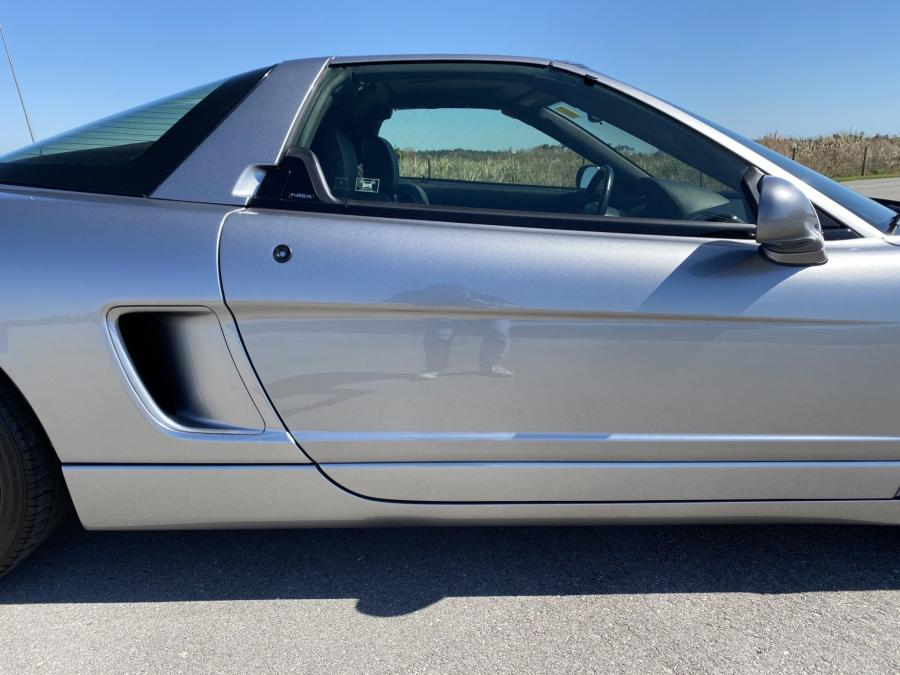 Детали экстерьера Acura NSX-T 2004 года  (фото 37 из 121)